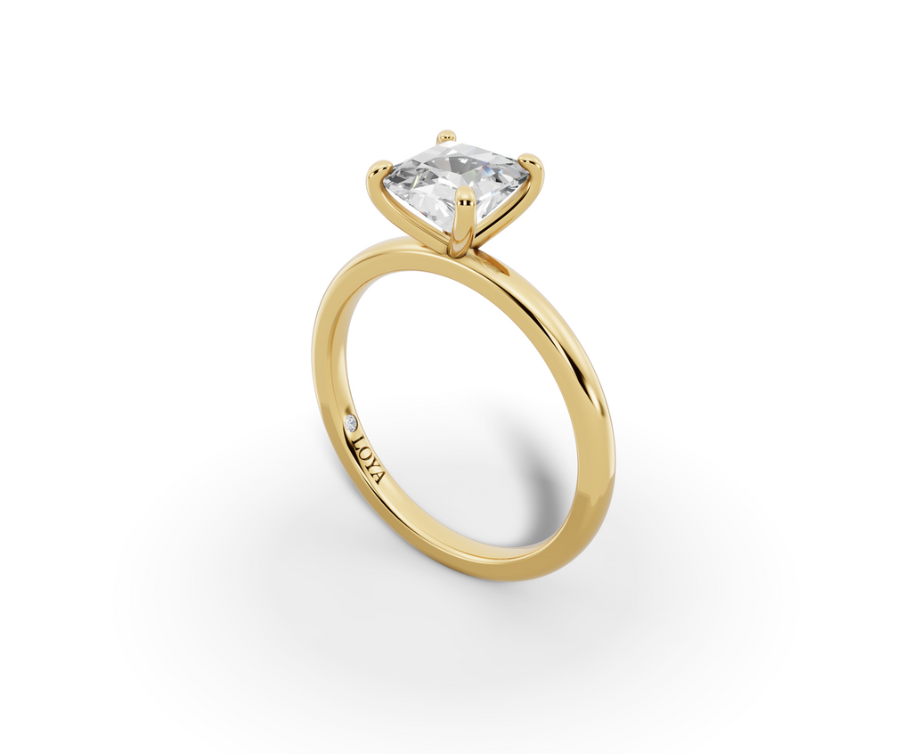 Amor Princess Shape Ring in 18K yellow gold with a plain band, set with a LOYA diamond (perspective view)