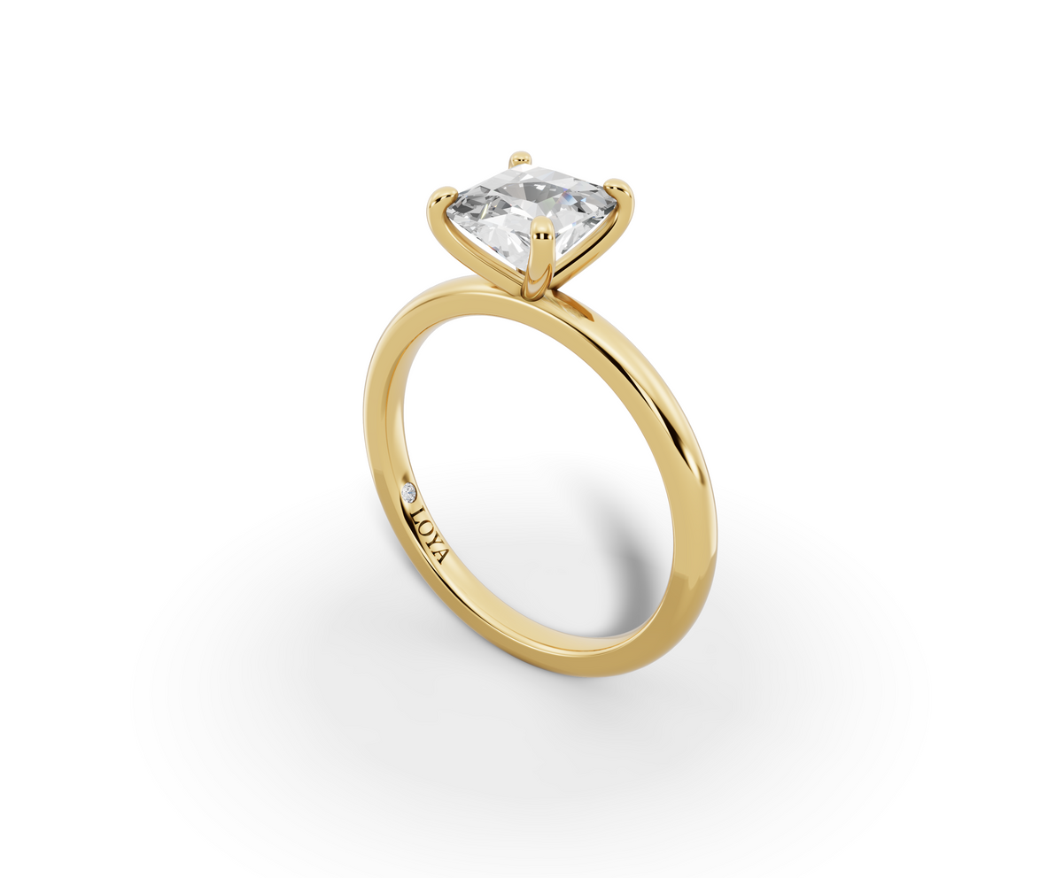 Amor Princess Shape Ring in 18K yellow gold with a plain band, set with a LOYA diamond (perspective view)