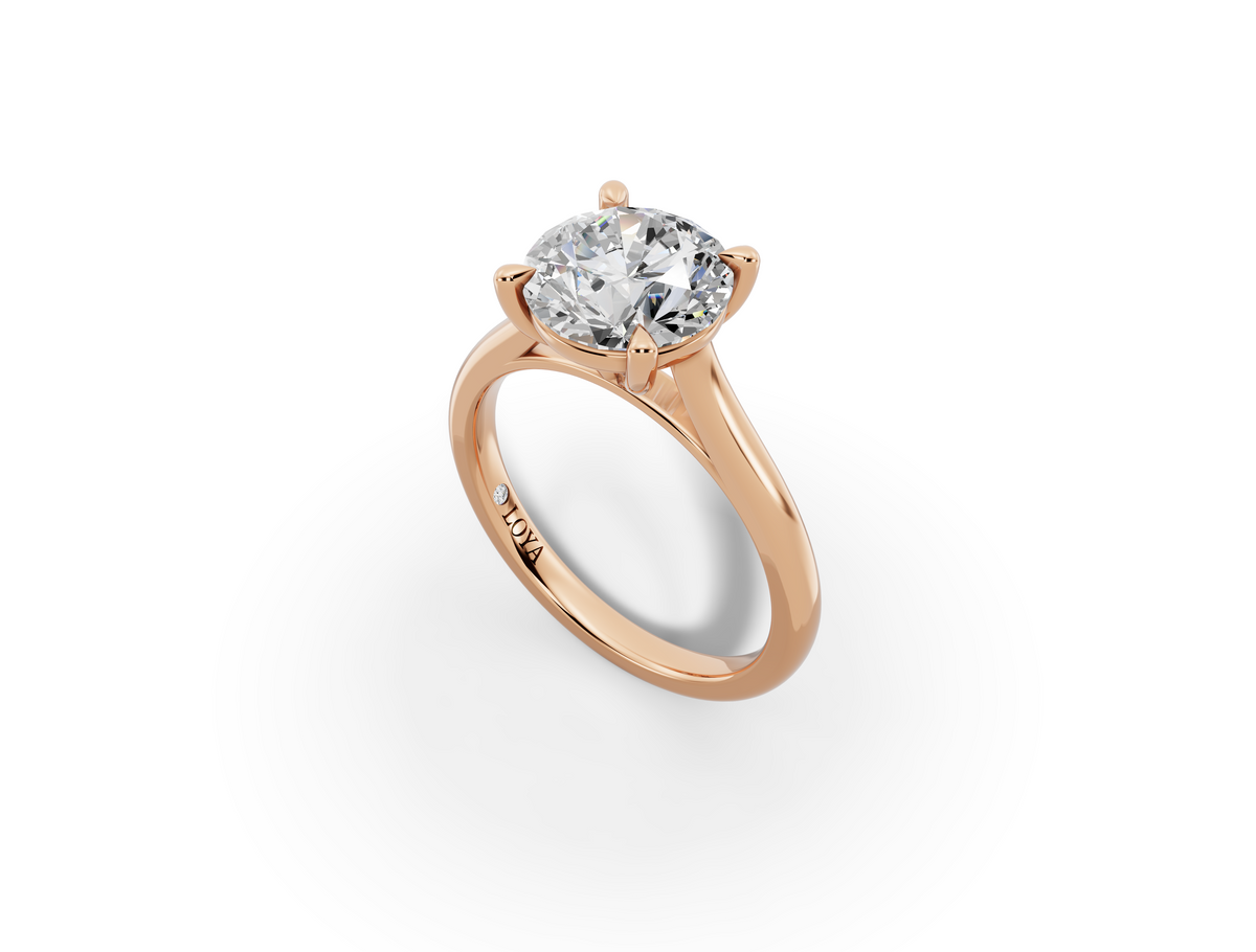 Alba Round Shape Ring in 18K rose gold with a plain band, set with a LOYA diamond (perspective view)