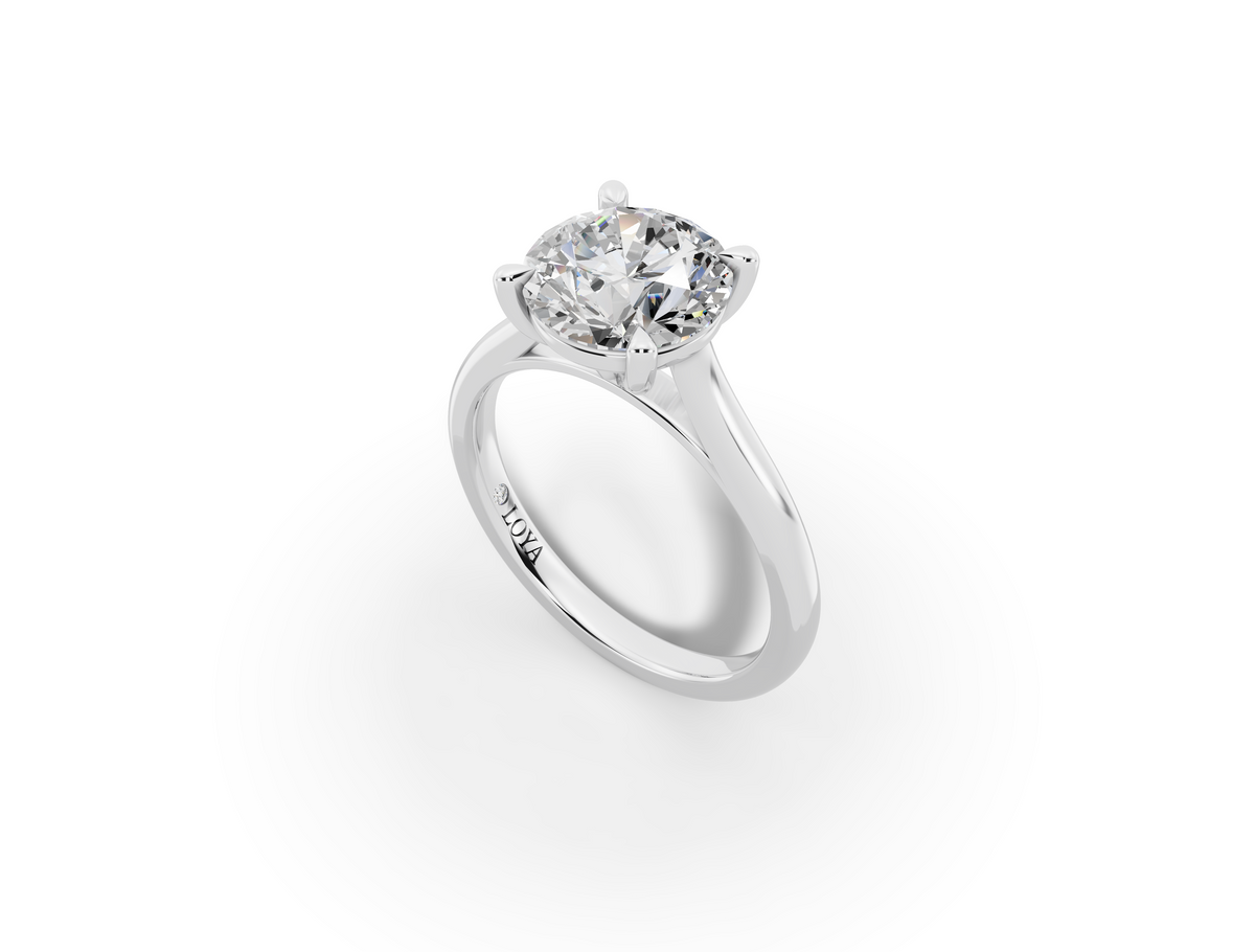 Alba Round Shape Ring in 18K white gold with a plain band, set with a LOYA diamond (perspective view)