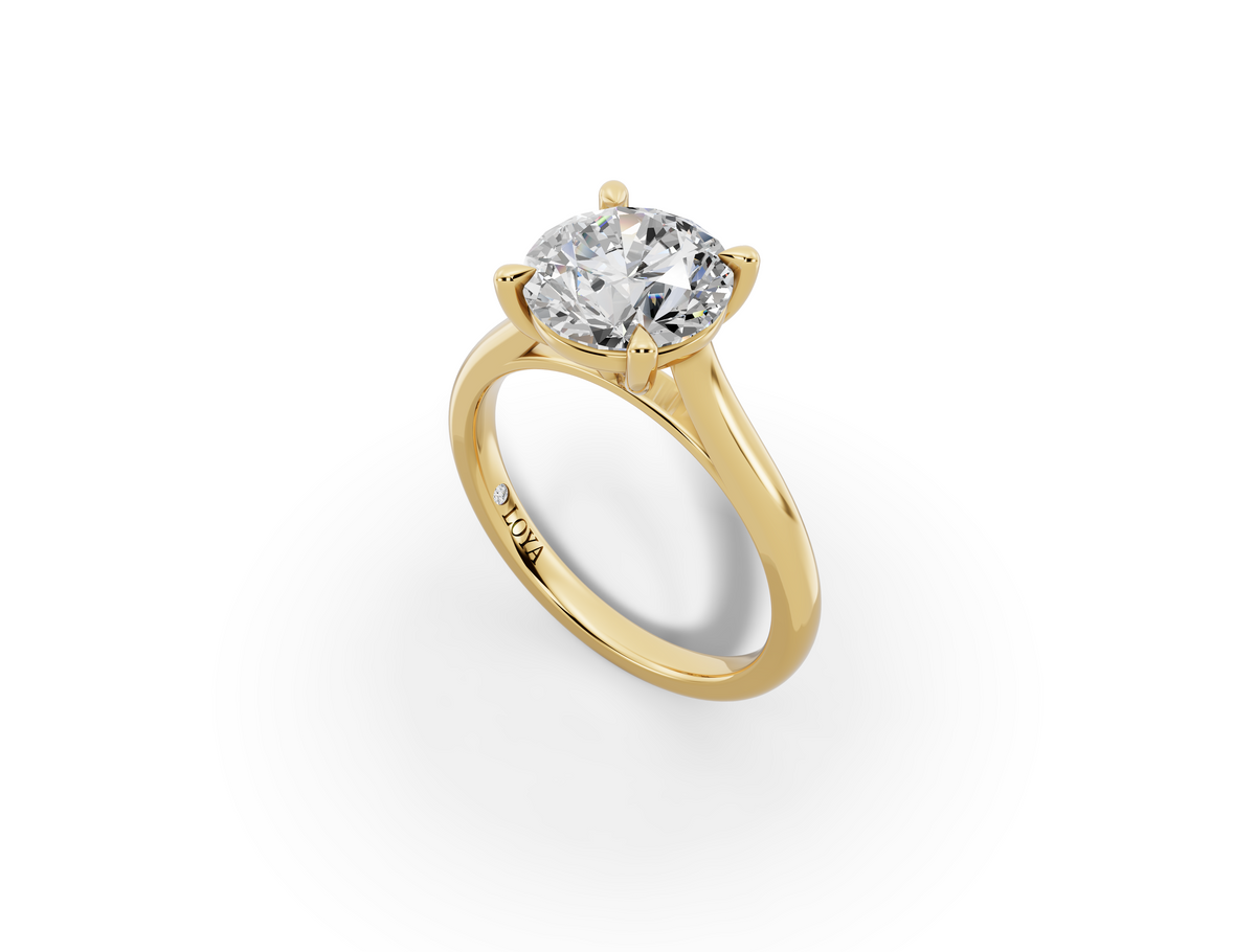 Alba Round Shape Ring in 18K yellow gold with a plain band, set with a LOYA diamond (perspective view)
